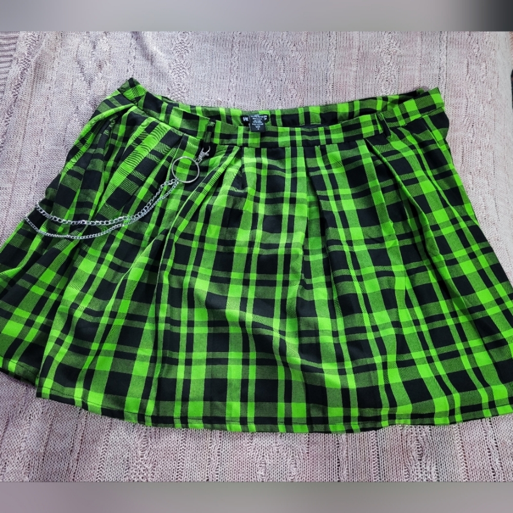 Hot Topic Plaid Green Skirt with Chain Size 3